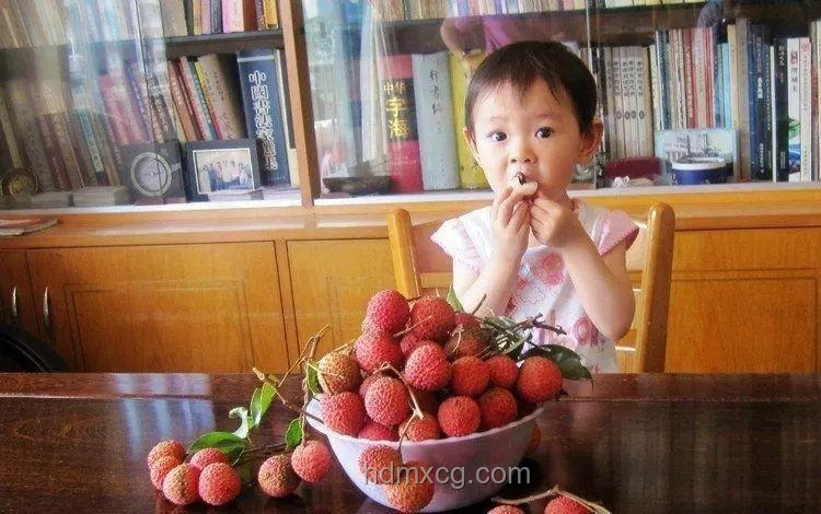 6岁女童空腹吃荔枝触发“荔枝病”：食品安全与健康教育警钟