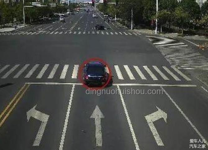 红绿灯路口“越线停车”的电动车心态揭秘🚲🚨