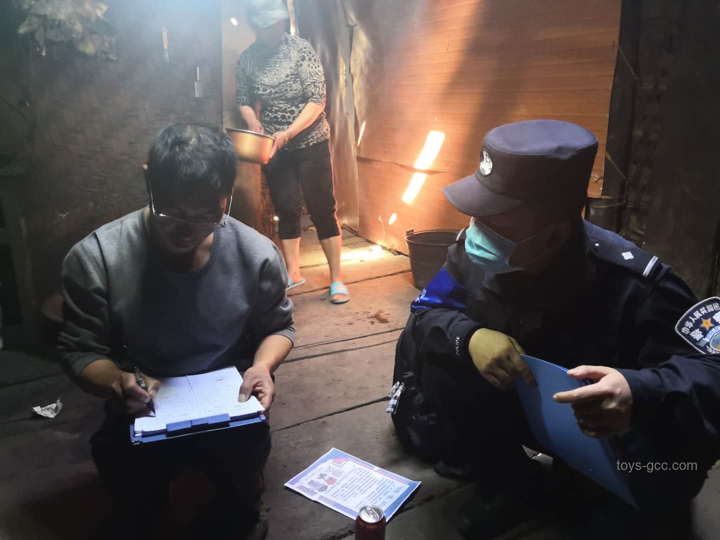 重庆学生遭大爷手铐事件：了解公民权利与私力救济边界